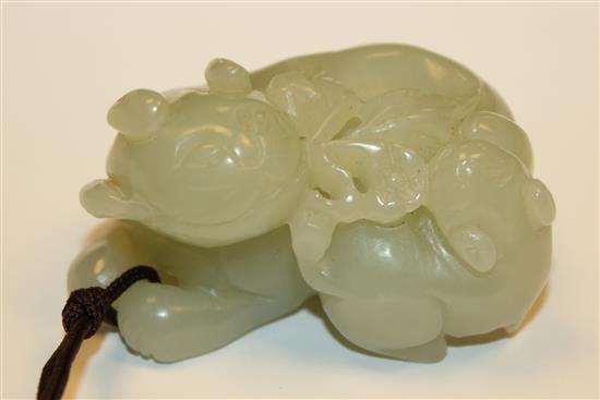 A Chinese pale celadon jade group of two cats, 5.6cm